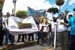 Taxistas informales y comerciantes aut&oacute;nomos del Comit&eacute; del Pueblo realizaron la ma&ntilde;ana de ayer un plant&oacute;n frente al Municipio para plantear reclamos. Foto: John Guevara / El Tel&eacute;grafo