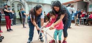 Las Manuelas entregan ayudas t&eacute;cnicas en la Casa de la Caridad y Fundaci&oacute;n ABEI