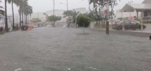La calle del centro comercial La Rotonda, al norte de Guayaquil, qued&oacute; totalmente inundada. 