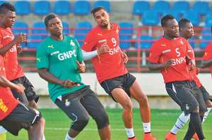 Los ghaneses Kevin-Prince Boateng y Michael Essien (centro) son los pilares del combinado africano para enfrentar hoy a los estadounidenses. Foto: AFP.