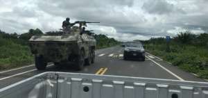 El ministro Oswaldo Jarr&iacute;n ingres&oacute; a la parroquia de Mataja custodiado por elementos de las Fuerzas Armadas y tanques. 
