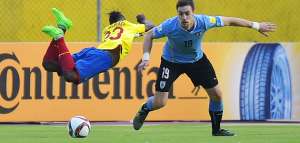 Miler Bola&ntilde;os es derribado por el defensor charr&uacute;a Sebasti&aacute;n Coates. Foto: AFP
