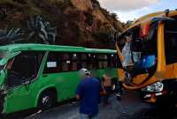 Un accidente de tránsito se registró entre dos buses en la vía a El Quinche