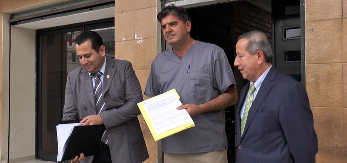 En septiembre del a&ntilde;o pasado, los activistas pol&iacute;ticos Francisco Bravo (i), Leonardo Viteri (c) y Marcelo Farf&aacute;n pusieron una denuncia en la Fiscal&iacute;a contra el prefecto Mariano Zambrano.