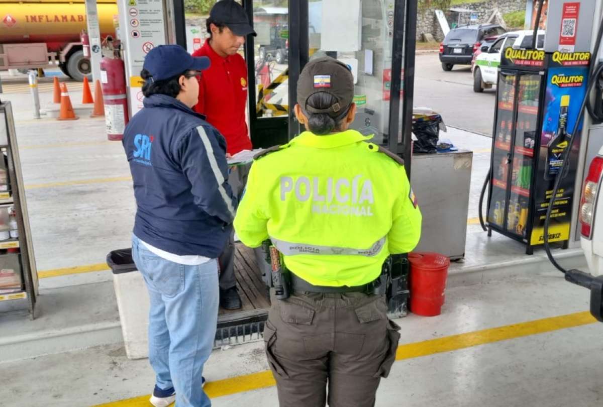 Funcionarios del SRI realizaron controles en gasolineras y centros de distribuci&oacute;n de combustibles.