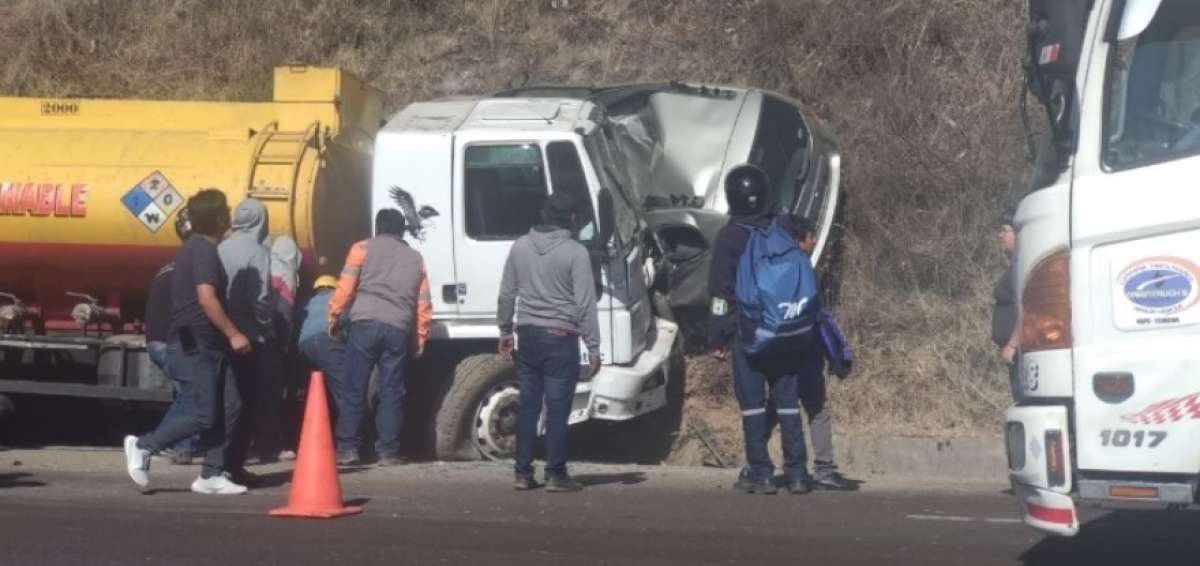 El accidente entre un tanquero y un veh&iacute;culo liviano dej&oacute; una mujer fallecida.