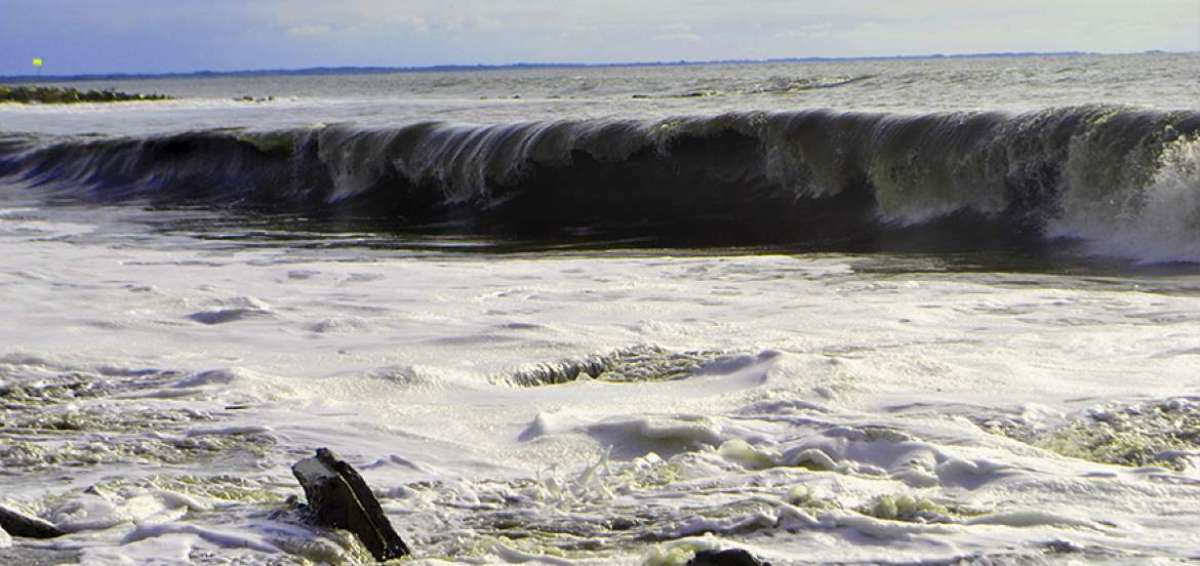 Las fuertes olas golpearon el balneario orense causando da&ntilde;os en la playa y en las edificaciones cercanas.