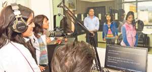 Ciudadanos y actores prestan sus voces para las radionovelas. Esas producciones han recreado la Independencia de Guayaquil, entre otros hechos hist&oacute;ricos. Foto: Roberto Ch&aacute;vez / El Tel&eacute;grafo
