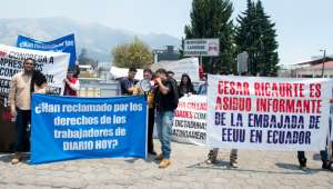 En Quito, durante un foro con dirigentes de organismos privados de comunicaci&oacute;n, ayer se dieron protestas. Foto: Marco Salgado / El Tel&eacute;grafo