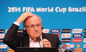 Joseph Blatter dio su m&aacute;s sentido p&eacute;same a la familia del golero sudafricano y al f&uacute;tbol de ese pa&iacute;s. Foto: Archivo