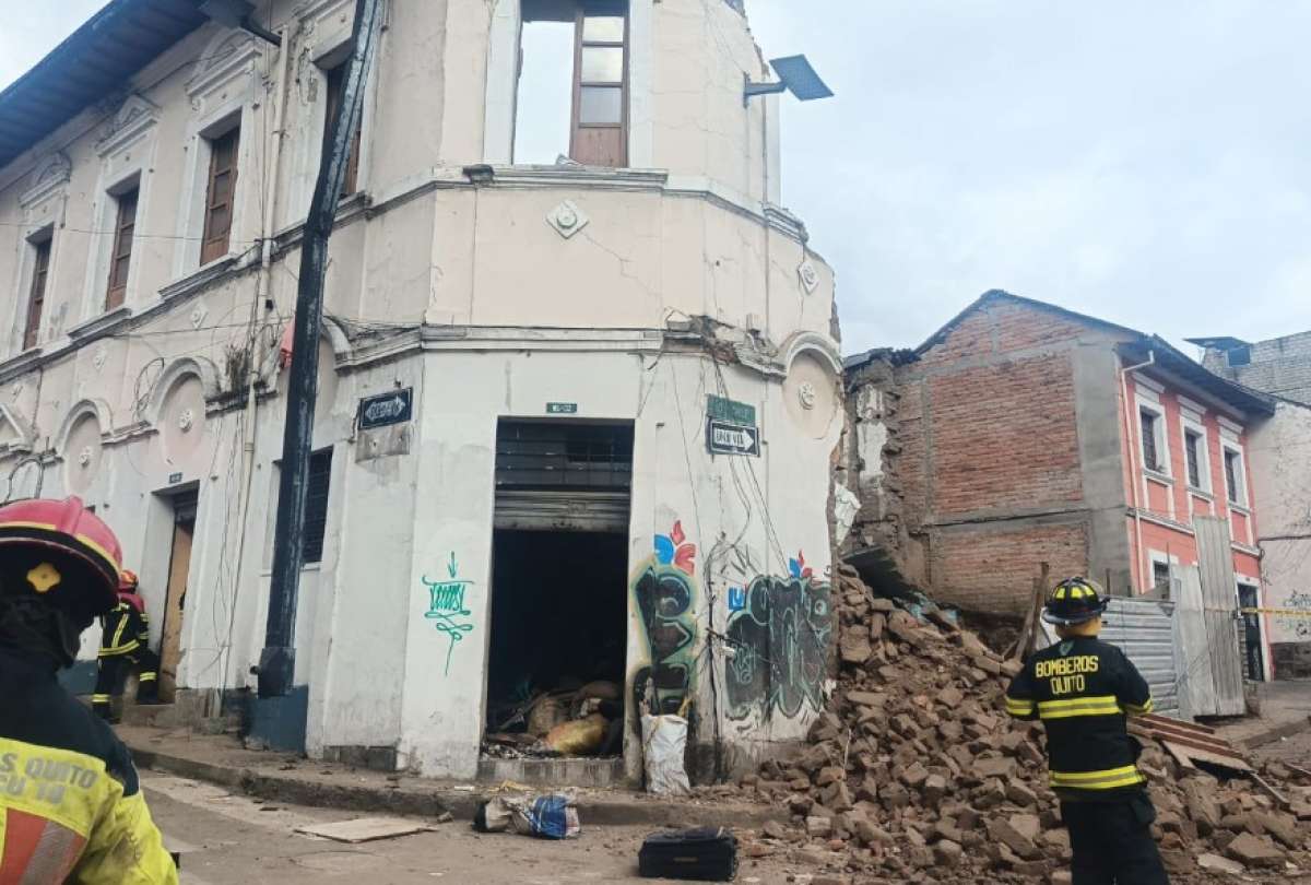 Se derrumba casa patrimonial en el Centro de Quito y Bomberos activan b&uacute;squeda y rescate
