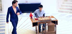 Aronian regresa al tablero durante la ronda 5 de la final, que ya era una partida r&aacute;pida de desempate.