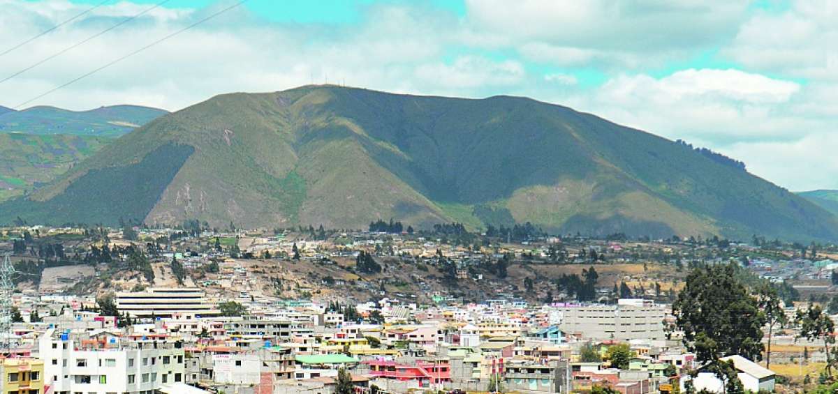 La monta&ntilde;a es visible desde el centro de la parroquia Belisario Quevedo y es un referente natural local. 