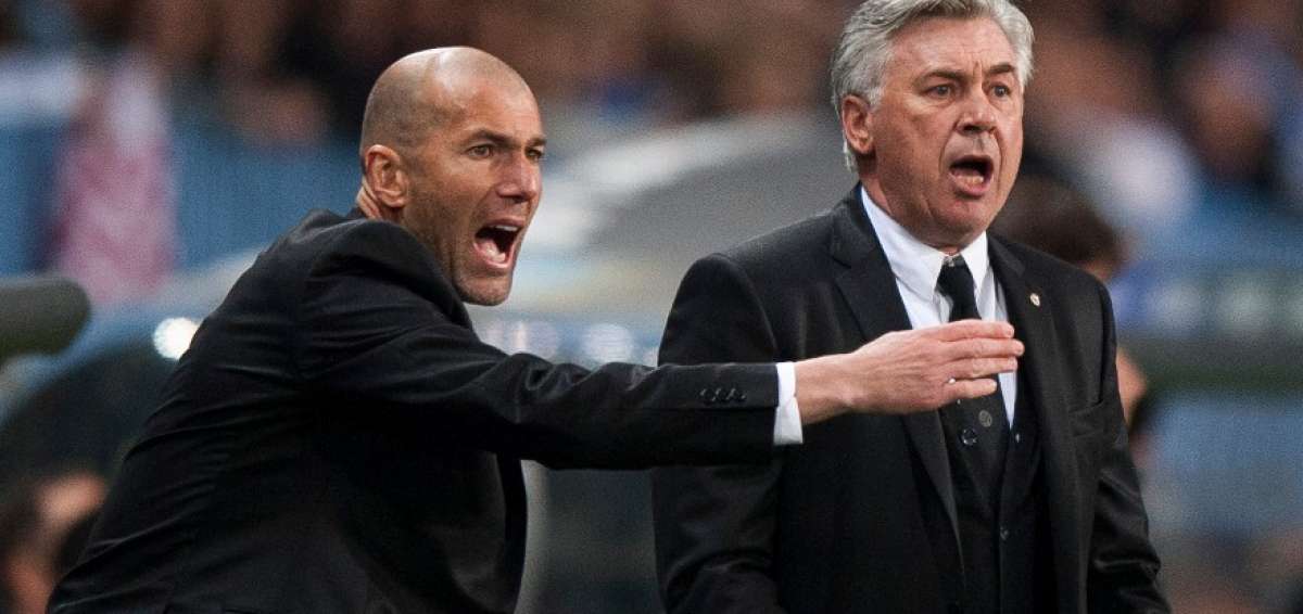 Zinedine Zidane (izq.) fue asistente de Carlo Ancelotti (der.) en el Real Madrid. 