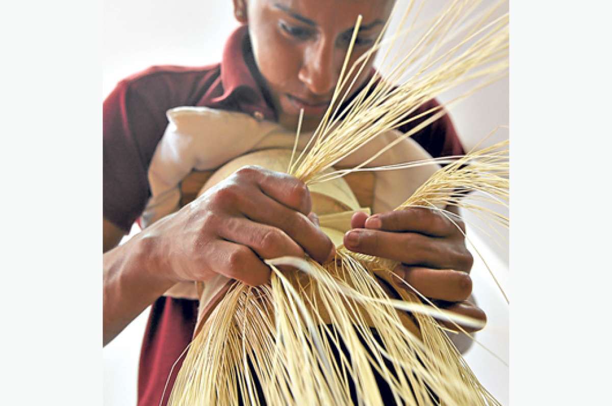 18 j&oacute;venes manabitas aprenden el arte de tejer sombreros