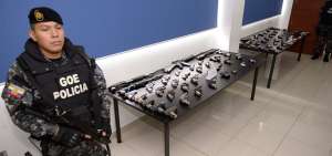 Las pistolas, rev&oacute;lveres, fusiles y escopetas que ser&aacute;n destruidos fueron mostrados en el auditorio de la Polic&iacute;a Judicial, en Guayaquil.