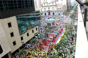 El presidente Rafael Correa entreg&oacute; las reformas al C&oacute;digo Laboral a la presidenta de la Asamblea, Gabriela Rivadeneira. Miles de trabajadores se concentraron en la avenida 9 de Octubre. 
