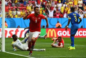 Haris Seferovic celebra el gol de la victoria de Suiza sobre Ecuador. Foto: AFP