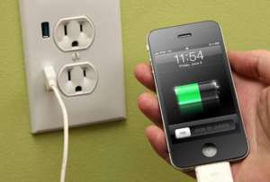 Brasil: Niña falleció tras sufrir descarga eléctrica mientras usaba su celular conectado a enchufe