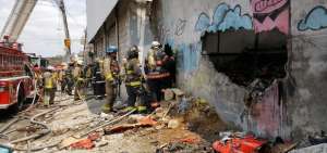 Bomberos controlan incendio en bodega clandestina en el norte de Guayaquil