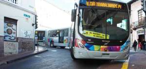 Los biarticulados sobrepasan con la carrocer&iacute;a la se&ntilde;al de advertencia en la curva de la calle Mej&iacute;a y Flores.