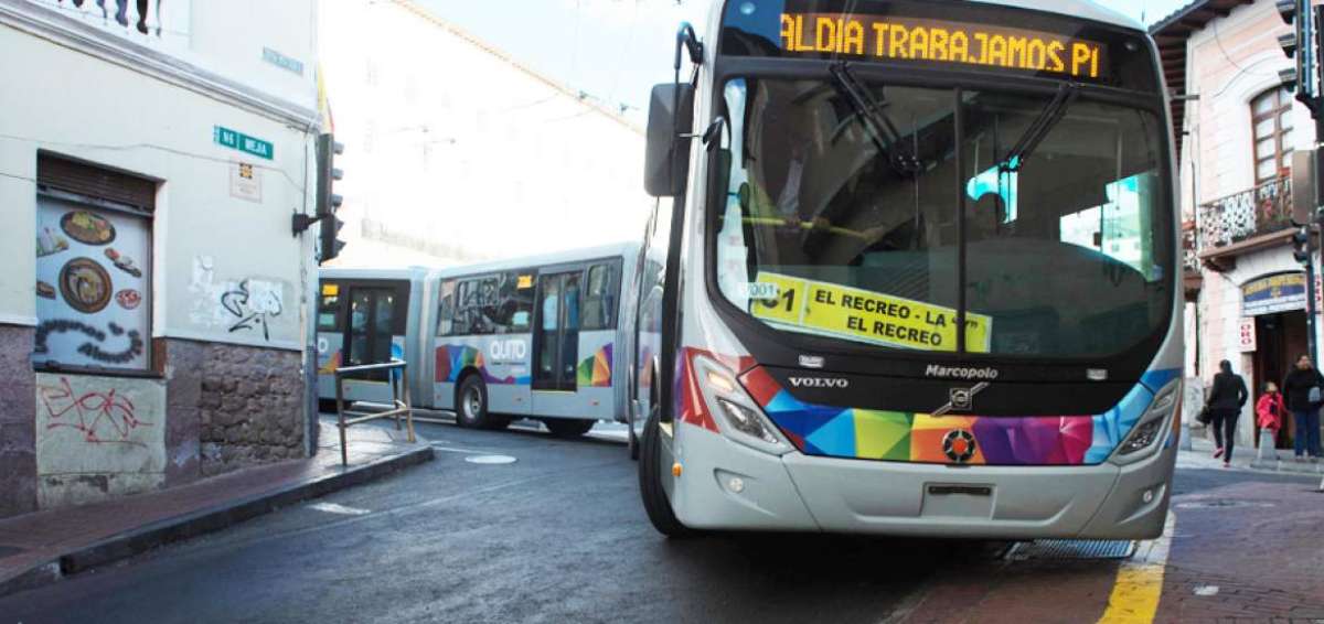 Los biarticulados sobrepasan con la carrocer&iacute;a la se&ntilde;al de advertencia en la curva de la calle Mej&iacute;a y Flores.