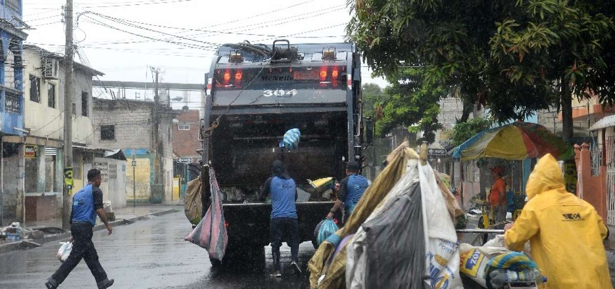 El personal de Puerto Limpio recibe capacitaci&oacute;n y vestimenta protectora para manipular desechos.