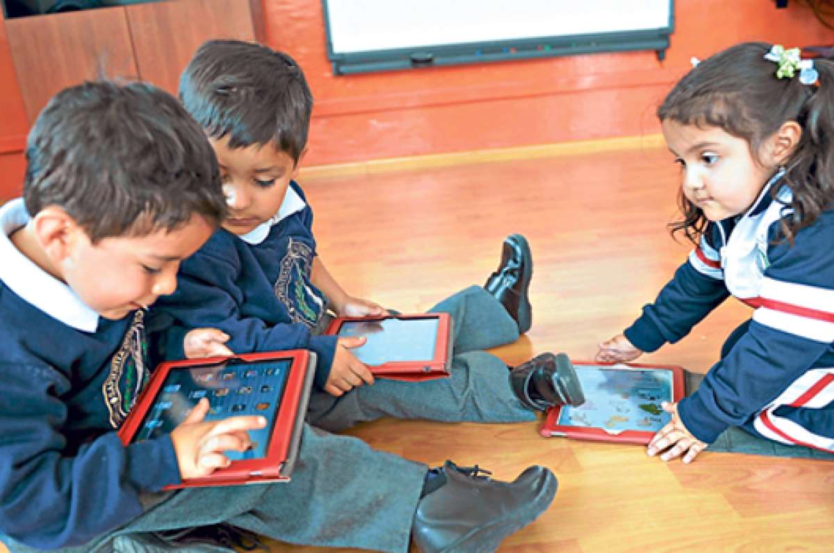 Los ni&ntilde;os desde los 2 a&ntilde;os se inician en el manejo del iPad, a trav&eacute;s de juegos para colorear y armar, en el programa Bookmaker del colegio SEK de Quito. Foto: Santiago Aguirre / El Tel&eacute;grafo.