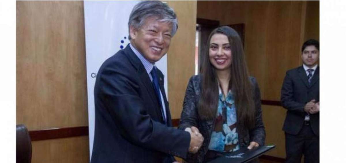 El presidente de la Universidad de Corea, Jaeho Yeom, y Rina Pazos, la subsecretaria General de Ciencia, Tecnolog&iacute;a e Innovaci&oacute;n, firmaron el convenio