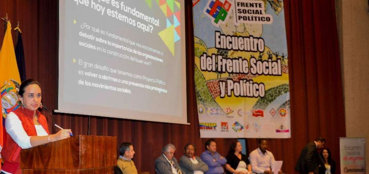 Gabriela Rivadeneira, presidenta de la Asamblea, present&oacute; una ponencia durante el Foro del Frente Social Pol&iacute;tico.