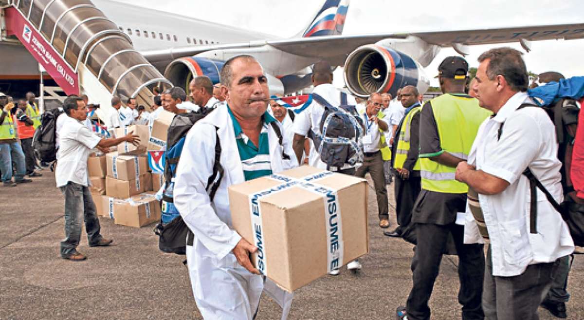 Durante la reciente epidemia de &eacute;bola, el gobierno cubano envi&oacute; una misi&oacute;n solidaria formada por m&eacute;dicos de la Escuela de Medicina de La Habana. Foto: internet.