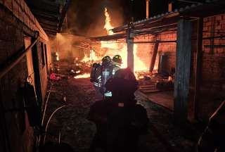 El Cuerpo de Bomberos de Cuenca controló un incendio en una fábrica ubicada en el sur de la ciudad. 