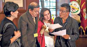 Los familiares del exministro de Defensa , Marco Sub&iacute;a, y su esposa, Irlanda Sarango, quienes fallecieron con Jaime Rold&oacute;s, recibieron los documentos. Foto: Daniel Molineros/ El Tel&eacute;grafo 