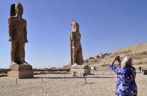 El coloso develado este domingo, de 12,92 metros de altura, se ubic&oacute; cerca de una estatua id&eacute;ntica presentada a la prensa en marzo. Foto: AFP