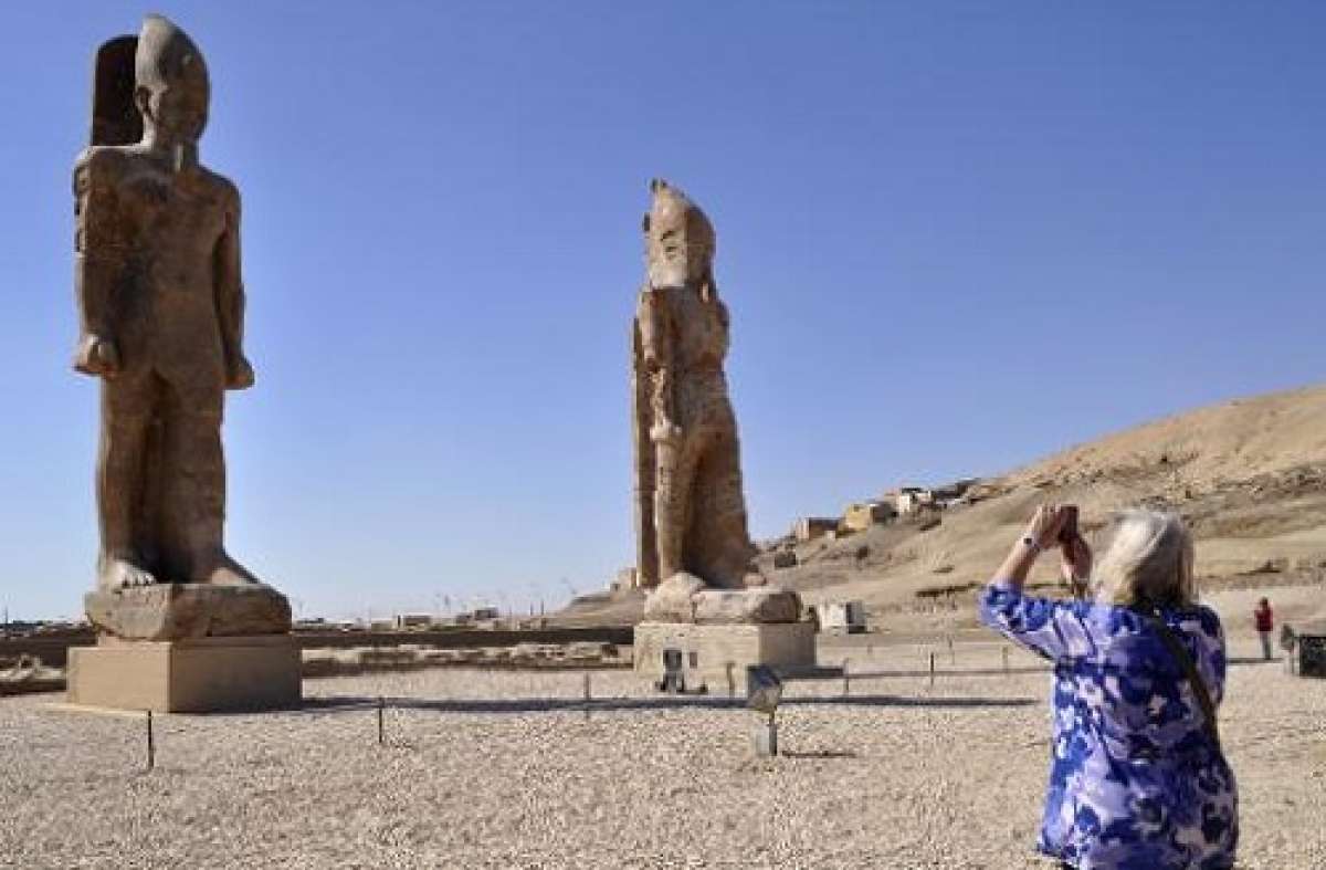 El coloso develado este domingo, de 12,92 metros de altura, se ubic&oacute; cerca de una estatua id&eacute;ntica presentada a la prensa en marzo. Foto: AFP