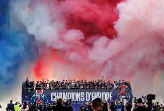Miles de personas rindieron homenaje al cuerpo técnico y jugadores del PSG, tras conquistar la Champions League