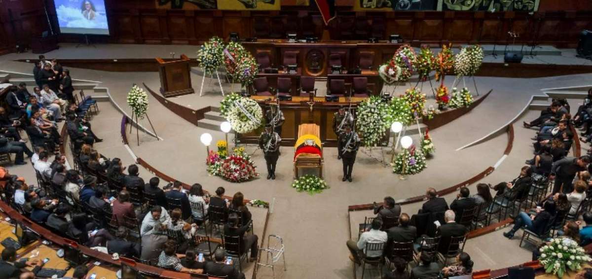 En el sal&oacute;n del pleno de la Asamblea Nacional se instal&oacute; una capilla ardiente. 