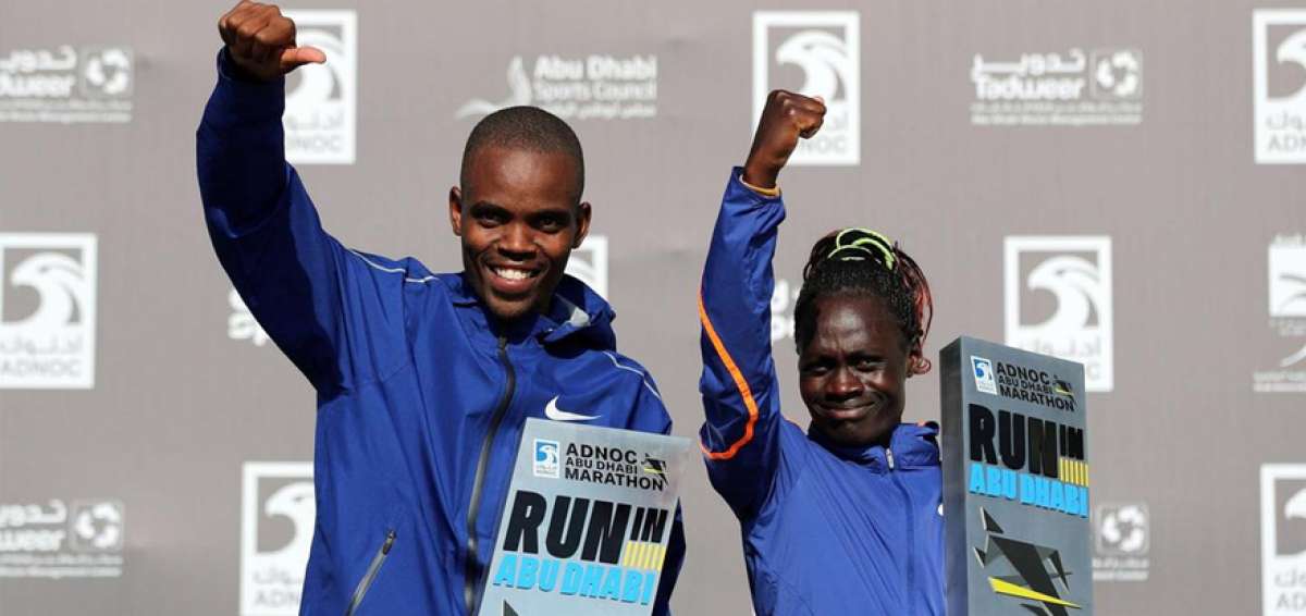 Los kenianos Reuben Kiprop Kypiego y Vivian Kiplagat, reciben sus trofeos como ganadores de la marat&oacute;n de Abu Dabi. Adem&aacute;s, se le entreg&oacute; un premio econ&oacute;mico de $ 100.000. 