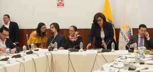 La Comisi&oacute;n Aampetra, presidida por Silvia Salgado (chaqueta azul), pr&aacute;cticamente culmin&oacute; sus funciones el jueves &uacute;ltimo con una sesi&oacute;n de trabajo. 