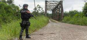 La Polic&iacute;a Nacional y las FF.AA. de Ecuador han reforzado los patrullajes en la frontera con Colombia luego del atentado en San Lorenzo. 