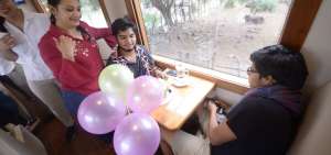 &Eacute;rick Le&oacute;n celebr&oacute; su cumplea&ntilde;os 22 durante el recorrido de regreso de Milagro a Dur&aacute;n. El estudiante universitario ya ha viajado en otras ocasiones en el tren y le parece &ldquo;un programa fenomenal&rdquo;.