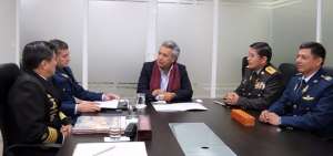 Len&iacute;n Moreno dialoga con el alto mando militar