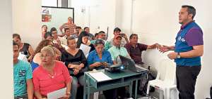 T&eacute;cnicos del Consejo Nacional Electoral capacitan a militantes de organizaciones pol&iacute;ticas.