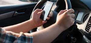 Expertos en seguridad vial se&ntilde;alan que el frecuente uso de celulares durante la conducci&oacute;n es un factor de riesgo creciente en los accidentes.