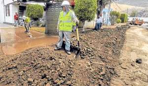 Las labores de limpieza de las &ldquo;toneladas de escombros&rdquo; arrastrados por la lluvia tardar&aacute;n varios d&iacute;as en completarse en 6 sectores de la capital. Foto: John Guevara/ El Tel&eacute;grafo