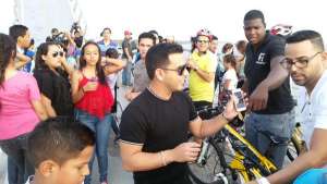 Tito El Bambino recorri&oacute; puentes que une Guayaquil-Santay-Dur&aacute;n con el gobernador Rolando Panchana