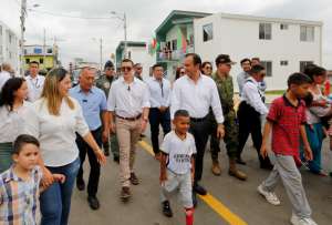 El presidente Daniel Noboa entregó viviendas en El Oro. 