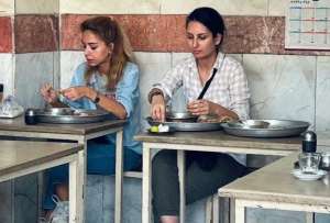 Mujer es llevada a la cárcel por comer en un restaurante en Irán sin su velo