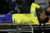 Neymar se retiró del partido dando muestras de mucho dolor