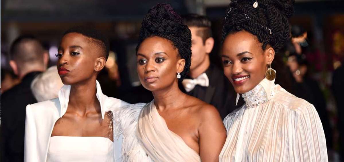 Wanuri Kahiu (centro), directora de Rafiki, junto con las protagonistas Samantha Mugatsia y Sheila Munyiva, en el Festival de Cannes de 2018.